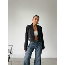 Gökyüzü Moda Arkası Inci Düğme Detaylı Crop Ceket - Siyah