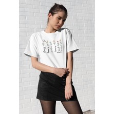 Qoeuyl Boutique She Is Strong Fearless No:3 Baskılı Anneler Günü Hediyelik Beyaz %100 Pamuklu T Shirt