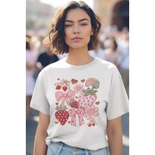 Qoeuyl Boutique Çilek ve Kurdele No:2 Baskılıyaz Temalı Unisex Regular Fit Pamuklu Beyaz Tişört