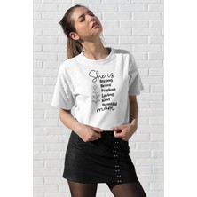 Qoeuyl Boutique She Is Mom Baskılı Anneler Günü Hediyelik Beyaz %100 Pamuklu T Shirt