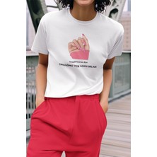 Qoeuyl Boutique Tırmalamıyoruz Diye Tırnağımız Yok Sanıyorlar Baskılı Eğlenceli Komik Hediyelik Beyaz Kadın T-Shirt