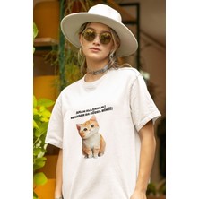 Ne Kadar Da Güzel Biri-Masum Kedi Baskılı Eğlenceli Beyaz Kadın T-Shirt