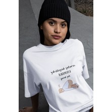 Yıkıldıysak Yatarız. Kalkmaya Gerek Yok Baskılı Eğlenceli Beyaz Unisex T-Shirt