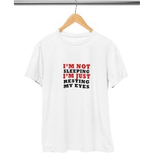 Qoeuyl Boutique I'm Not Sleeping I'm Just Resting My Eyes Baskılı Hediyelik Eğlenceli Beyaz Unisex T-Shirt
