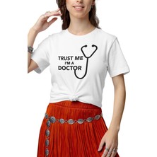 Qoeuyl Boutique Trust Me I'm A Doctor Baskılı Eğlenceli Hediyelik Beyaz Unisex T-Shirt