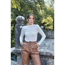 Munnn CollectionEkru Boğazlı ve Örgülü Triko Kazak