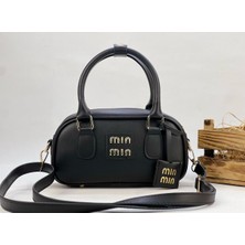 Ufak Boy Yumuşak Yüzey Arma Detaylı Çapraz Kol Çantası