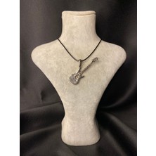 Gümüş Kaplama Elektrik Gitar Kolye – Rock Ruhunu Üzerinde Taşı