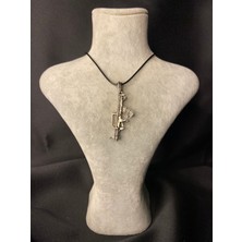 Şık ve Karizmatik Gümüş Kaplama Tüfek Tasarımlı Erkek Kolye