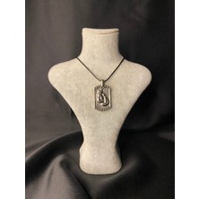 Boks Eldiveni Kolye – Gücün ve Mücadelenin Sembolü