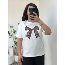 Ekru Kurdele Detaylı Tişört