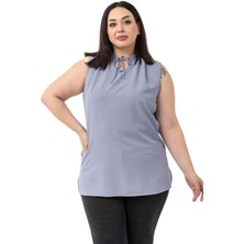 Büyük Beden Yakası Bağlamalı Dik Yaka Yanı Yırtmaçlı Dökümlü Kolsuz Gri Bluz