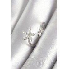 Pirinç Gümüş Renk Zirkon Taşlı Çiçek Model Kalp Detay Kadın Yüzük - EBJ250530W26288