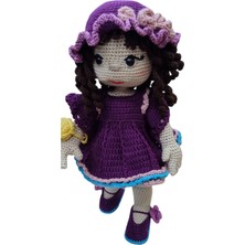 El Yapımı Amigurumi Örgü Kız Bebek – Özel Tasarım, Mor Elbiseli, Çiçekli Şapkalı Oyuncak