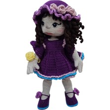El Yapımı Amigurumi Örgü Kız Bebek – Özel Tasarım, Mor Elbiseli, Çiçekli Şapkalı Oyuncak