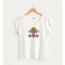 Renkli Etnik Kuş Görselli V Yaka Tasarım T-Shirt