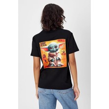 Butikgiz Yapay Zeka Tasarım Sırt Aplike Özel Baskılı %100 Pamuklu Penye Regular Fit T-Shirt  (Bebek Yoda)