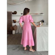 Kadın Pembe V Yaka Beli Lastikli Büzgülü Müslin Kumaş Elbise