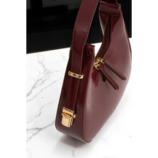 Kadın Rugan Deri Baget Cherry Bag Fermuar Kapamalı Özel Askı Detaylı Kol ve Omuz Çantası