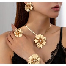 Altın Renk Çiçek Figürlü Takı Seti – Kolye, Küpe, Yüzük ve Bileklik 4'lü Kombin