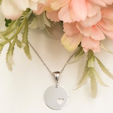 Beyaz Yuvarlak Plaka Içinde Kalp Kolye