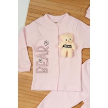 Peluş Ayıcık Aksesuarı ve Kulaklı Ayıcık Şapkasıyla 3'lü Erkek Bebek Takımı Pembe