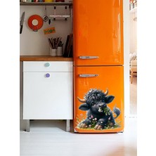 Aiki Siyah Renkli Çimlerde Oturan Sevimli Inek Sticker 50 x 50 cm