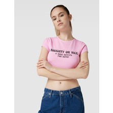 Pembe Bisiklet Yaka Naughty Or Nıce Baskılı Crop T-Shirt