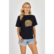 Butikgiz Yapay Zeka Tasarım Dijital Özel Baskılı %100 Pamuklu Penye Regular Fit T-Shirt