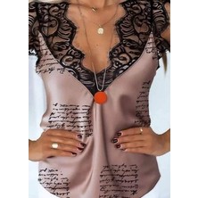 Gelirr Kadın Mektup Desenli Dantel Detaylı Mikro Kumaş Bluz