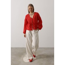 Gelirr Kalp Detaylı Bağlamalı Brode Bluz - Kırmızı