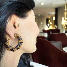Leona Izleri Küpe Halka Çelik Sarmal trend takı Yaz sezonu Gösterişli Trend Aksesuar Şık tasarım leopar desenli 