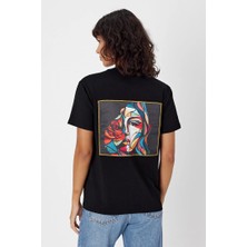 Yapay Zeka Tasarım Sırt Aplike Özel Baskılı %100 Pamuklu Penye Regular Fit T-Shirt (Pikasso2)