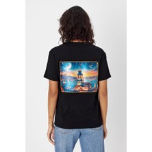 Yapay Zeka Tasarım Sırt Aplike Özel Baskılı %100 Pamuklu Penye Regular Fit T-Shirt (Kız Kulesi)