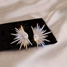 Takıtolia Shinee Gümüş Renkli Parıltılı Şık Işıltılı Zirkon Taşlı Özel Tasarım Kanat Desenli Rhinestone Küpe