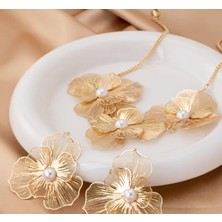 Kadın Gold Renk Büyük Çiçekli Takı Seti – Inci Detaylı Kolye ve Küpe Kombini
