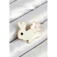 Mineli Çiçek Detaylı Krem Tavşan Figürlü Gold Renk Kadın Broş