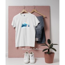 Oversize Karlı Kulübe ve Dağ Manzarası Tasarımlı Unisex T-Shirt