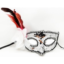 Store Gümüş Renk Yandan Tüylü Güllü Gümüş Taşlı Pullu Maske 20X22 cm