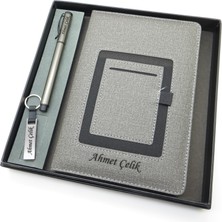 Signator® Codex | N132 Kişiye Özel Defterli Set - Isme Özel Gri Kalem + Isme Özel Gri Defter + Isme Özel Anahtarlık| Isme Özel Kutusunda Hediyelik Set