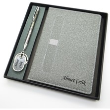 Signator® Codex | N118 Kişiye Özel Defterli Set - Isme Özel Gri Kalem + Isme Özel Gri Defter + Isme Özel Anahtarlık | Isme Özel Kutusunda Hediyelik Set