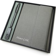 Signator® Codex | N329 Kişiye Özel Defterli Set - Isme Özel Siyah Kalem + Isme Özel Gri Defter + Isme Özel 32 GB USB Bellek | Isme Özel Kutusunda Hediyelik Set