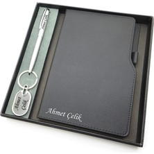 Signator® Codex | N237 Kişiye Özel Defterli Set - Scrikss Isme Özel Gümüş Kalem + Isme Özel Siyah Defter + Isme Özel Anahtarlık | Isme Özel Kutusunda Hediyelik Set