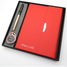 Signator® Codex | N335 Kişiye Özel Defterli Set - Isme Özel Gold Kalem + Isme Özel Kırmızı Defter + Isme Özel Anahtarlık | Isme Özel Kutusunda Hediyelik Set