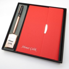 Signator® Codex | N334 Kişiye Özel Defterli Set - Isme Özel Gold Kalem + Isme Özel Kırmızı Defter + Isme Özel Gold Çakmak | Isme Özel Kutusunda Hediyelik Set