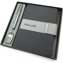 Signator® Codex | N380 Kişiye Özel Defterli Set - Isme Özel Gri Kalem + Isme Özel Siyah Defter + Isme Özel Anahtarlık | Isme Özel Kutusunda Hediyelik Set