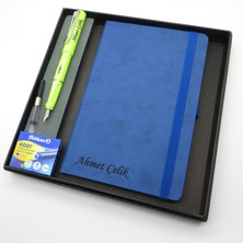 Signator® Codex | N303 Kişiye Özel Defterli Set - Isme Özel Yeşil Dolma Kalem + Isme Özel Mavi Defter + Yedek Kartuş| Isme Özel Kutusunda Hediyelik Set