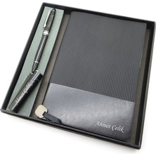 Signator® Codex | N372 Kişiye Özel Defterli Set - Isme Özel Siyah Kalem + Isme Özel Siyah Defter + Isme Özel Çakmak | Isme Özel Kutusunda Hediyelik Set