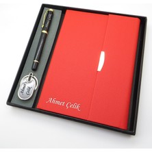 Signator® Codex | N337 Kişiye Özel Defterli Set - Isme Özel Siyah Kalem + Isme Özel Kırmızı Defter + Isme Özel Anahtarlık | Isme Özel Kutusunda Hediyelik Set