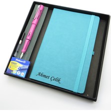 Signator® Codex | N306 Kişiye Özel Defterli Set - Isme Özel Pembe Dolma Kalem + Isme Özel Turkuaz Defter + Yedek Kartuş| Isme Özel Kutusunda Hediyelik Set